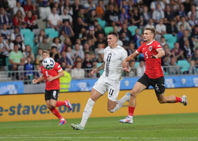 Benjamin Šeško je septembra Avstrijcem v Stožicah zabil gol z bele točke. Tudi proti Norvežanom je zanesljivo zadelo z 11-m, a v zadnjem dejanju lige narodov bi se raje veselil slovenske zmage. FOTO: Dejan Javornik