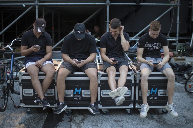 Povečevanje uporabe pametnih telefonov in aplikacij za družbena omrežja je za vedno spremenilo naše komuniciranje. FOTO: Jure Eržen/Delo