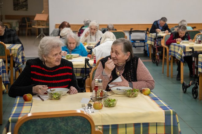 V triletnem projektu NutriCare, ki je potekal od leta 2021 do letos, so preučevali prehransko stanje prebivalcev slovenskih domov za starejše. FOTO: Voranc Vogel/Delo