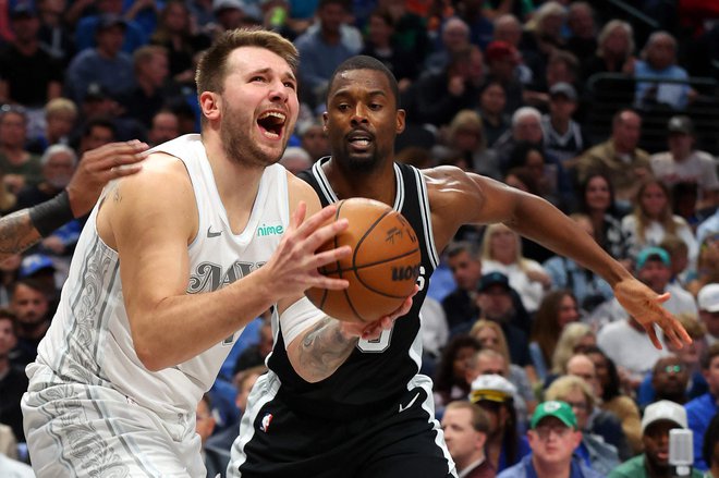 Luka Dončić je poskušal takole zadeti koš, Harrison Barnes pa ga je oviral. FOTO: Richard Rodriguez/AFP