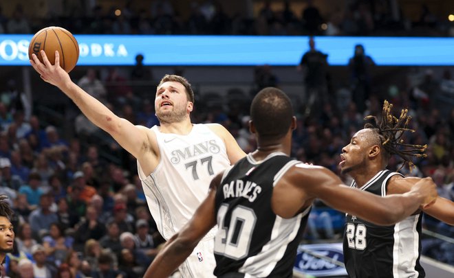 Luka Dončić in Charles Bassey (št. 28) FOTO: Kevin Jairaj/Reuters