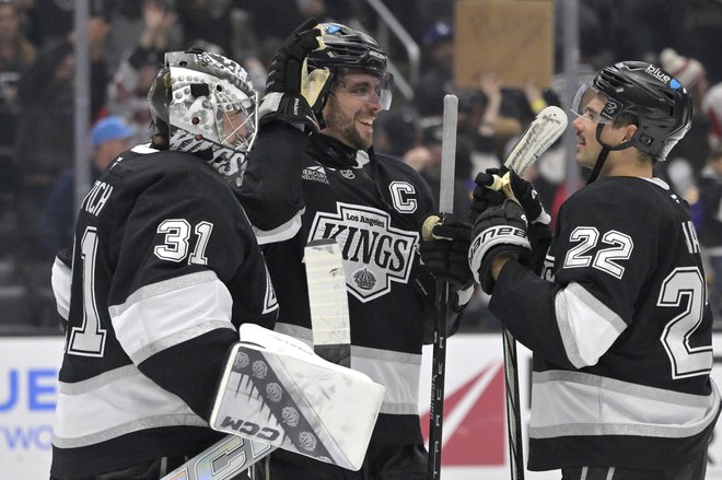 David Rittich (št. 31), Anže Kopitar (11) in Kevin Fiala (22) so se takole veselili enega od doseženih golov. FOTO: Jayne Kamin-oncea/Reuters