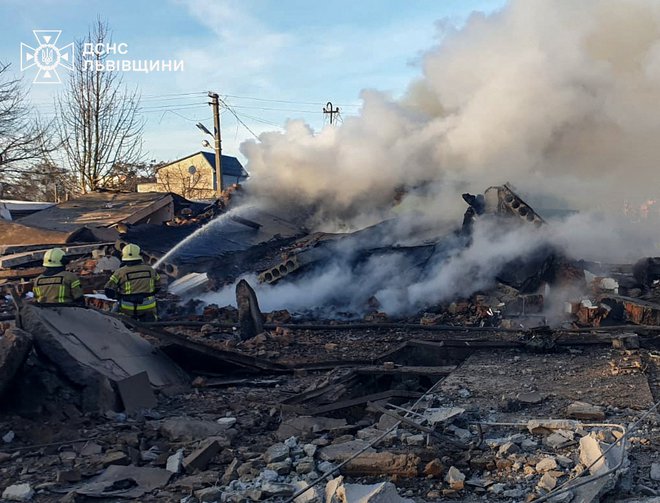 V napadih je bila močno poškodovana energetska infrastruktura. FOTO: Reuters