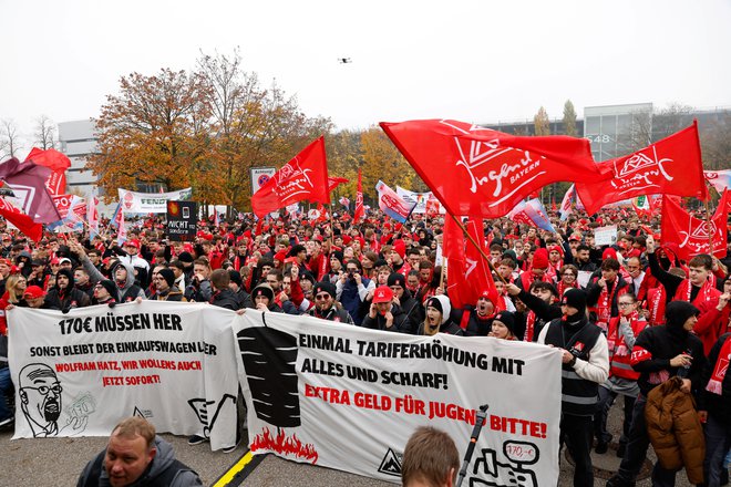 Zaposleni v Audiju so nedavno množično protestirali za višje plače. Audi, ki je del koncerna Volkswagen, napoveduje zmanjšanje števila zaposlenih za več tisoč. FOTO: Michaela Stache/REUTERS