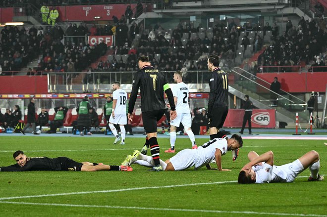 Dobesedno na tleh so že bili Slovenci na Dunaju, potem pa so v zaključku čudežno vstali in šokirali navijače na stadionu Ersnta Happla. FOTO: Joe Klamar/AFP