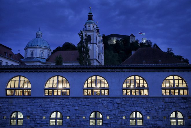 Garaža lahko postane jez, ki bo preusmeril vodne tokove izpod grajskega hriba. Kam se bo vodni tok preusmeril, projektanti kljub vsem 3D-študijam ne morejo predvideti. FOTO: Blaž Samec