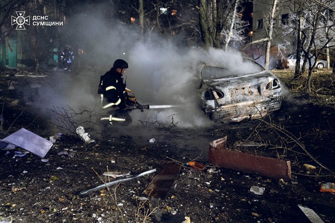 Raketno obstreljevanje Sumija je sledilo obsežnim ruskim napadom na več delov Ukrajine, ki naj bi bili najhujši v več mesecih.  FOTO: Reuters