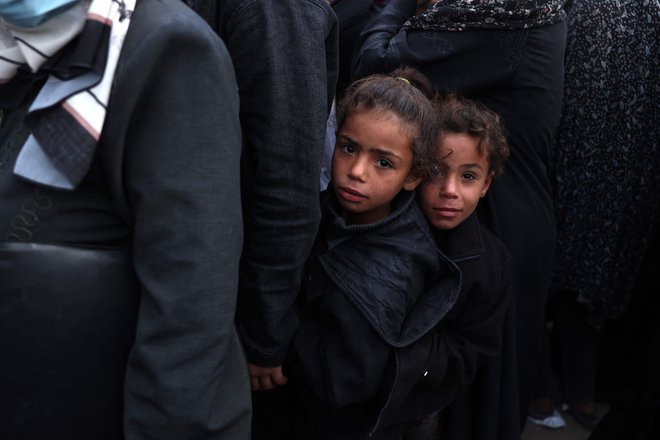 Palestinci čakajo v vrsti za kruh pred pekarno v mestu Khan Yunis. Foto: Bashar Taleb/Afp