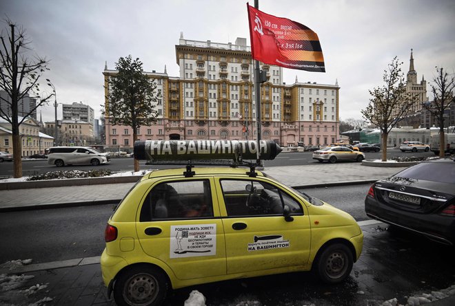 »Na Washington«, sporoča avtomobil raketa, parkiran pred ameriškim veleposlaništvom v Moskvi. FOTO: Alexander Nemenov/AFP