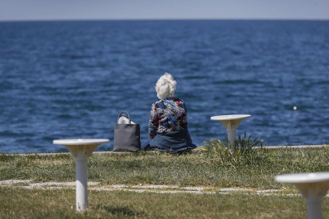 Namen instituta zagotovljene vdovske pokojnine, ki velja od 1. januarja, je vsaj nekoliko izboljšati položaj ovdovelih z najnižjimi prihodki. Fotografija je simbolična. FOTO: Leon Vidic