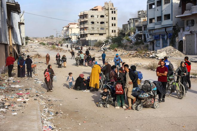 Sestradani, bolni, ranjeni, izčrpani, globoko travmatizirani in neštetokrat prisilno razseljeni judje se skrivajo med ruševinami. FOTO: Omar Al-qattaa/AFP