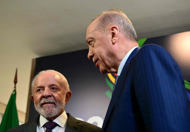 Erdoğan z brazilskim predsednikom Luizem Lulo da Silvo, ki ga je sprejel v okviru vrha G20. Ta bo potekal v Riu ede Janeiru med 18. in 19. novembrom. FOTO: Mauro Pimentel/AFP