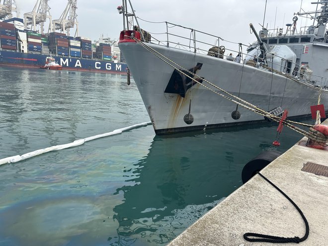 Z baražo omejen oljni madež in fekalije ob francoski ladji na koprskem potniškem pomolu. FOTO: Nataša Čepar/Delo