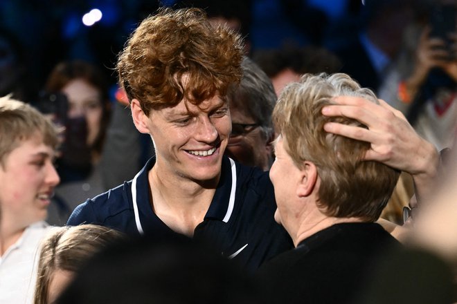 Jannik Sinner se je v Torinu zmage veselil skupaj z očetom. Hanspetrom. FOTO: Marco Bertorello/AFP