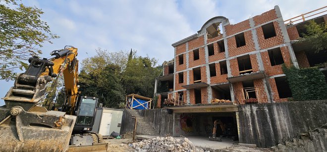 Inšpektorji po 16 letih z izvršbo zmanjšuejo objekt za kakih 200 kvadratnih metrov in znižujejo za dober meter. Foto Boris Šuligoj