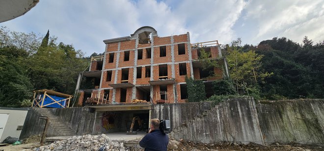 Tako žalostno propadajoč in moteč je na pol zgrajen objekt povsem blizu jezera Fiesa. Foto Boris Šuligoj