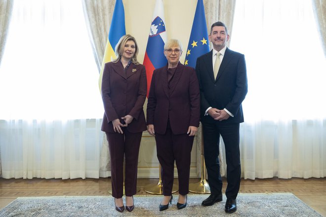 Oleno Zelensko je ob prihodu v Ljubljano naprej sprejela predsednica Slovenije Nataša Pirc Musar. FOTO: Danijel Novaković/STA