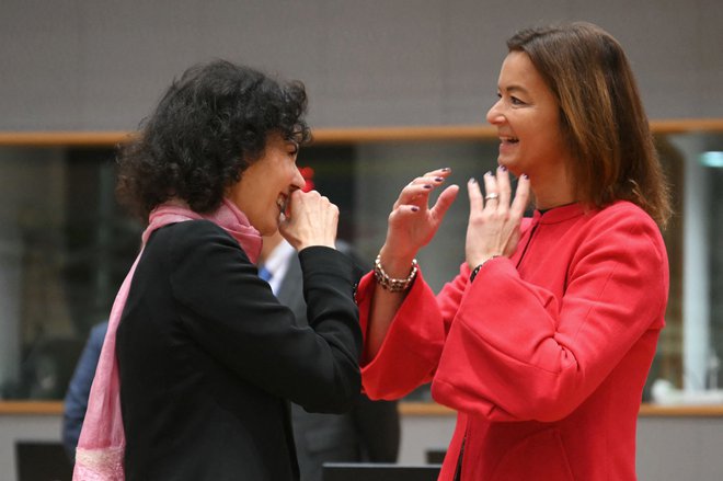 Vodja slovenske diplomacije Tanja Fajon v klepetu z belgijsko kolegico Hadjo Lahbib, ki bo postala evropska komisarska za krizno upravljanje. FOTO: Nicolas Tucat/AFP