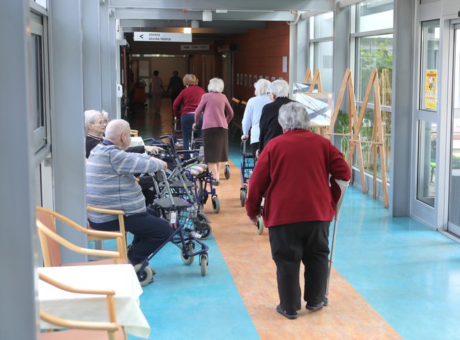 K pomanjkanju vitamina D prispeva tudi omejena izpostavljenost soncu, na primer tistih, ki več časa preživijo v zaprtih prostorih, pogosto so to tudi starejši. FOTO: Dejan Javornik/Delo