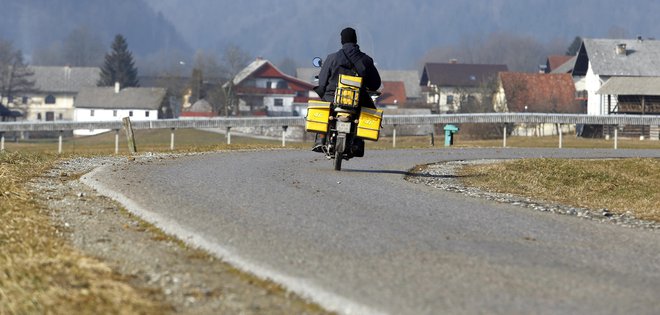 Kot pojasnjujejo na Pošti Slovenije, v zadnjem desetletju opažajo upad pisemskih storitev za približno 50 odstotkov. Foto Matej Družnik