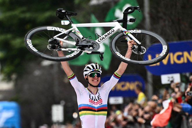 Pogačar po zmagi na dirki po Lombardiji. FOTO: Marco Bertorello/AFP