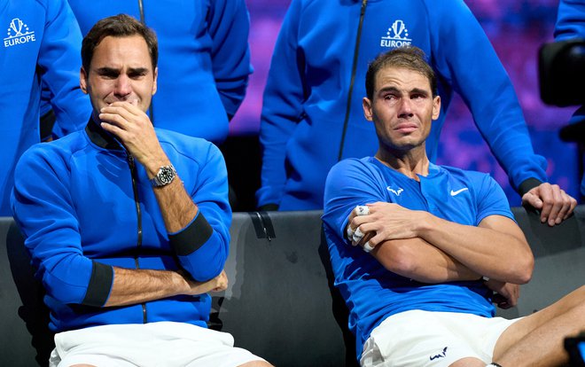 Federer in Nadal v solzah na poslovilni tekmi Švicarja. FOTO: Peter Van Den Berg/Reuters