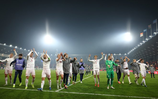 Slavje danskih nogometašev po tekmi s Srbijo. FOTO: Marko Djurica/Reuters