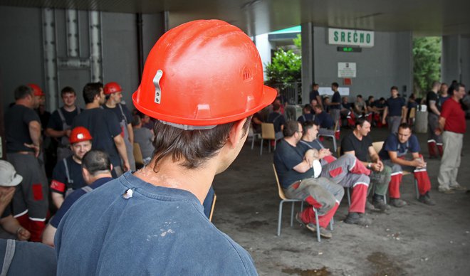 Trenutno je v Premogovniku Velenje okoli 1760 zaposlenih, leta 2034 bi jih potrebovali 500, še dve leti kasneje le še 250. FOTO: Blaž Samec/Delo