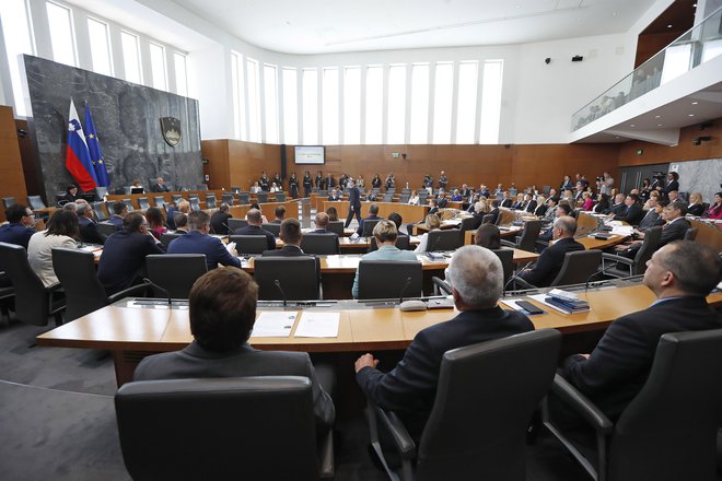 Poslanci so začeli obravnavo proračunov in spremljajočih dokumentov za prihodnji dve leti, glasovanje o njih je predvideno jutri.  Foto Leon Vidic/delo