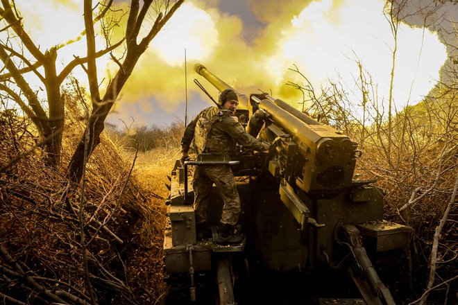 Od začetka ruskega napada na Ukrajino danes mineva tisoč dni. Na fotografiji ukrajinsko topništvo med obstreljevanjem v doneški regiji. FOTO AFP