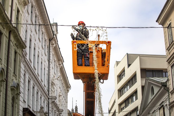 Javna razsvetljava se ukvarja z razsvetljevanjem cest, javnih površin predorov in drugih objektov, pa tudi prazničnim okraševanjem. Foto Voranc Vogel