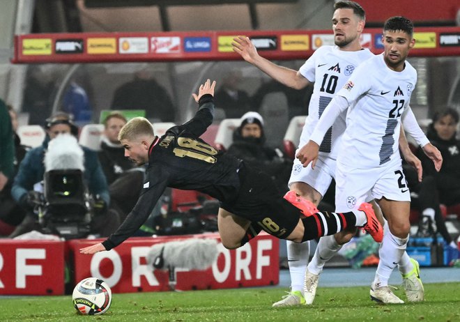 Zvezna vrsta je osrčje vsakega nogometnega moštva, slovensko tvorita Adam Gnezda Čerin (desno) in Timi Max Elšnik. FOTO: Joe Klamar/AFP