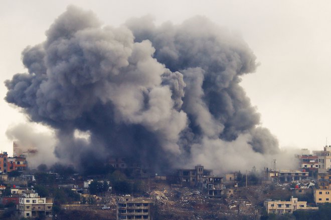 Izraelske sile po Libanonu pobijajo tudi otroke, ženske, civiliste in napadajo celo mirovne sile ZN. FOTO: AFP