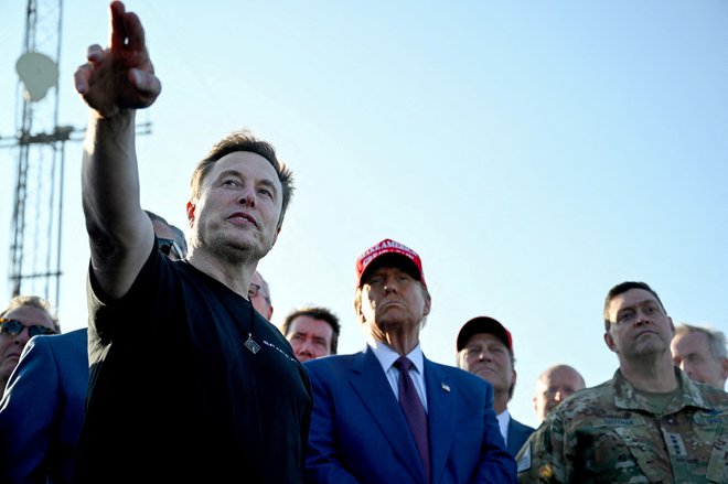 Musk z bodočim predsednikom ZDA Donaldom Trumpom na predstavitvi rakete Spacexa. FOTO: Brandon Bell/Reuters