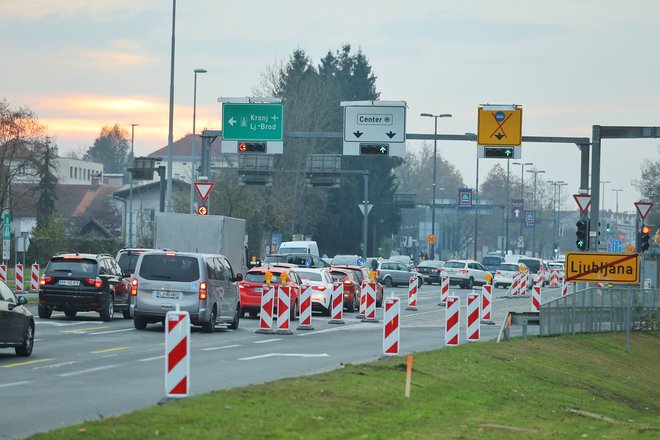 Gneča na Celovški cesti bo, če ne bo zamud, najverjetneje trajala dobro leto. FOTO: Jože Suhadolnik/Delo