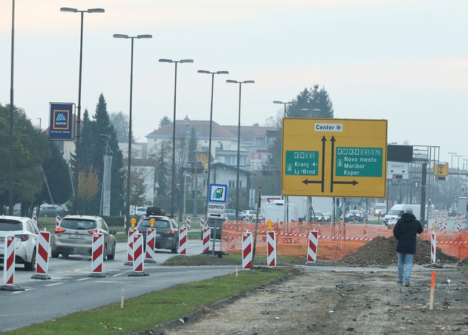 Promet trenutno poteka po dveh zoženih pasovih. Na gorenjski avtocesti iz Kranja proti Ljubljani pa je na priključku Šentvid zaprt tudi zavijalni pas na Celovško proti Medvodam. FOTO: Jože Suhadolnik/Delo