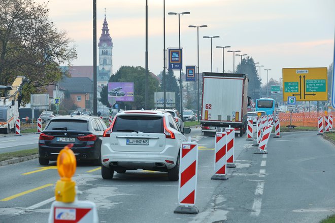 Zaradi zožitve obeh pasov Celovške ceste se kolone vozil vijejo tako proti Medvodam kot proti središču Ljubljane. FOTO: Jože Suhadolnik/Delo