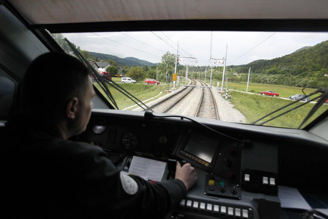 Po prenovi proge naj bi vožnja z vlakom iz Ljubljane do Kopra trajala manj kot eno uro. Foto Matej Družnik