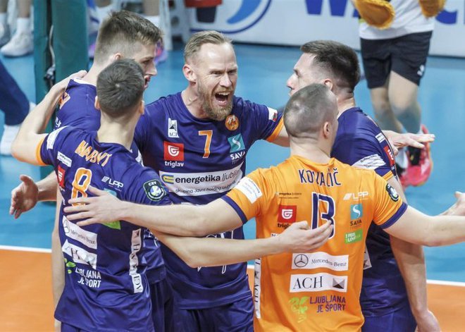 Superveteran ACH Volleyja Mikko Esko, v sredini s številko 7, navdušuje odbojkarske strokovnjake. FOTO: CEV