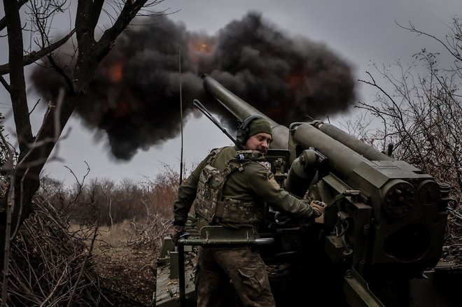 Pripadnik ukrajinske vojske med obstreljevanjem ruskih položajev v bližini Časivega Jara. FOTO: AFP