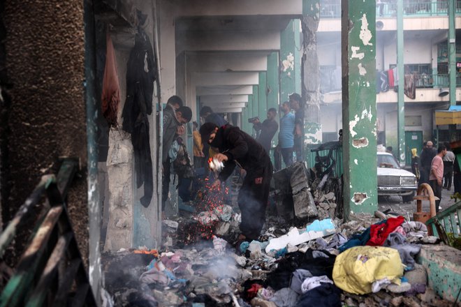 Ruševine šole Združenih narodov po izraelskem napadu nanjo. FOTO: Eyad Baba/AFP