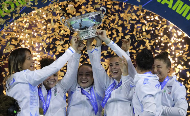 Italijanke so takole dvignile zmagoviti pokal. FOTO: Jon Nazca/Reuters