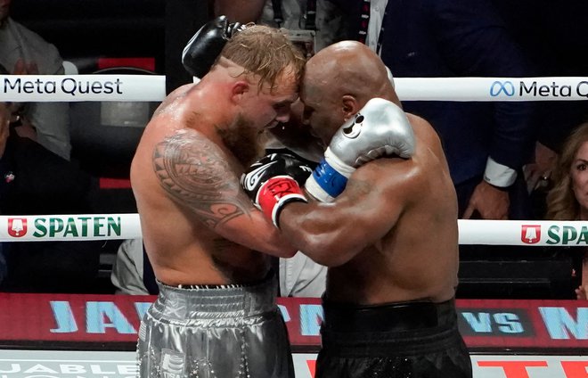 Jake Paul (levo) in Mike Tyson sta se po dvoboju prisrčno objela. FOTO: Timothy A. Clary/AFP