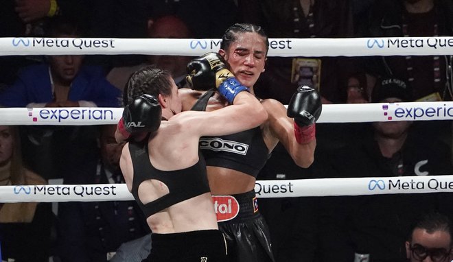 Katie Taylor (levo) in Amanda Serrano sta uprizorili vrhunsko predstavo. FOTO: Timothy A. Clary/AFP