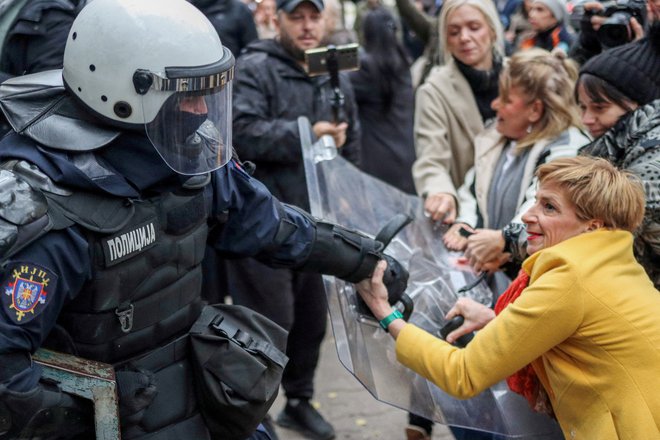 Po nesreči je v Novem Sadu in drugod potekalo več protestnih shodov državljanov, ki zahtevajo odgovornost lokalnih in državnih oblasti. FOTO: Reuters