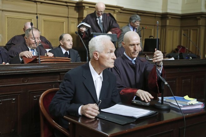 Sojenje v zadevi Mladinska knjiga se je že na prvi stopnji končalo z oprostilno sodbo (v ospredju Mirko Krašovec in njegov odvetnik Velimir Cugmas). FOTO: Leon Vidic