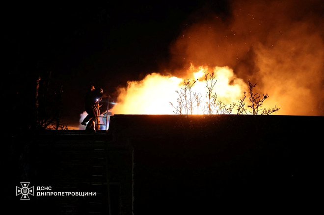 Zračna obramba je sestrelila šest raket, je še sporočila ukrajinska vojska, ne da bi podrobneje pojasnila, ali je bila sestreljena tudi medcelinska balistična raketa. FOTO: State Emergency Service of Ukraine/Reuters