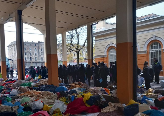 Ljudi, ki so se zatekli pod nadstrešek železniške postaje, so v sredo z avtobusi odpeljali v begunske centre po Italiji. FOTO: No Name Kitchen