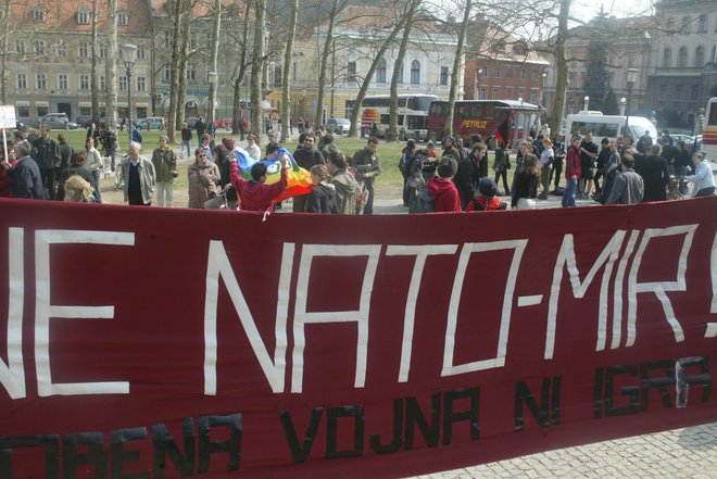 Marec 2003, protest proti slovenskemu članstvu v zvezi Nato na ljubljanskem Kongresnem trgu. FOTO: Blaž Samec