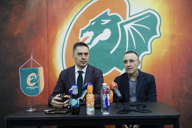 Direktor Olimpije Davor Užbinec in športni direktor Chechu Mulero sta odgovarjala na vprašanja po prvi tretjini sezone 2024/25. FOTO: Leon Vidic